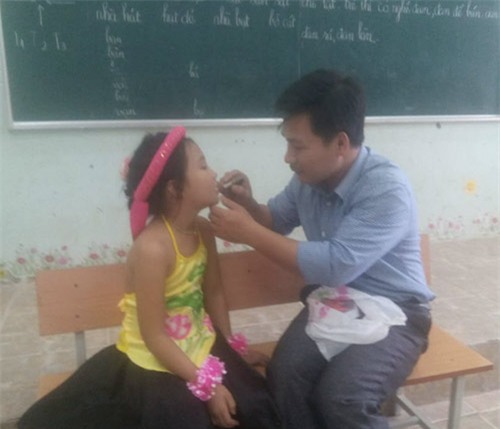 buc anh thay giao cam cui to son cho hoc tro thi van nghe khien dan mang