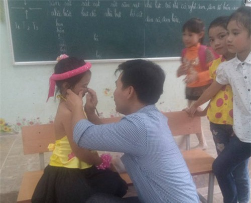 buc anh thay giao cam cui to son cho hoc tro thi van nghe khien dan mang