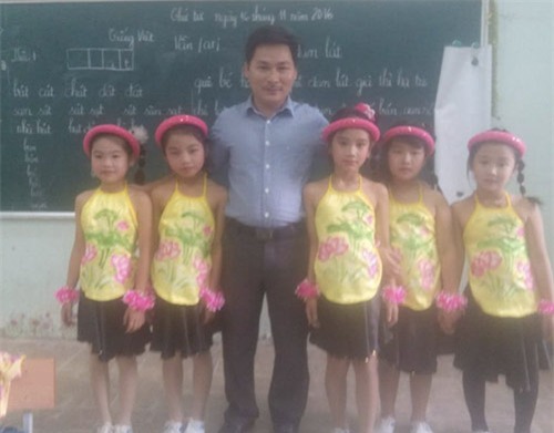 buc anh thay giao cam cui to son cho hoc tro thi van nghe khien dan mang