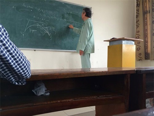 buc anh thay giao cam cui to son cho hoc tro thi van nghe khien dan mang