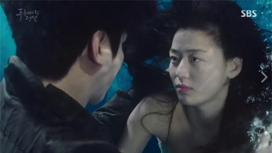 Dân mạng điên đảo vì nụ hôn dưới biển xanh của Jun Ji Hyun và Lee Min Ho - Ảnh 10.