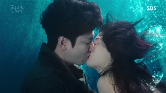 Dân mạng điên đảo vì nụ hôn dưới biển xanh của Jun Ji Hyun và Lee Min Ho - Ảnh 11.