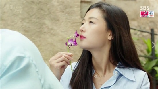 Dân mạng điên đảo vì nụ hôn dưới biển xanh của Jun Ji Hyun và Lee Min Ho - Ảnh 2.