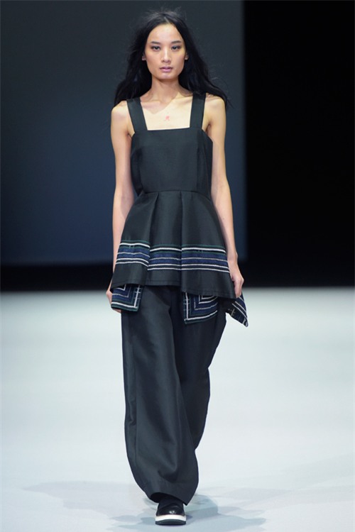 Phản hồi của phía Vietnam International Fashion Week có trở nên vô nghĩa khi để lộ email cấm diễn này? - Ảnh 2.