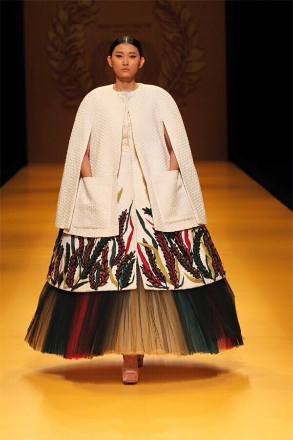 Phản hồi của phía Vietnam International Fashion Week có trở nên vô nghĩa khi để lộ email cấm diễn này? - Ảnh 9.