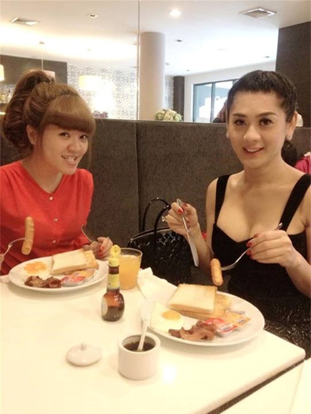 ca quan an phai ngoai nhin vi lam chi khanh, huong giang idol qua bao hinh anh 1