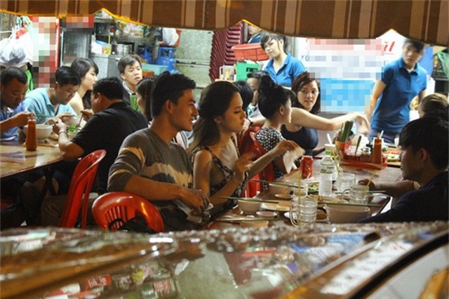 ca quan an phai ngoai nhin vi lam chi khanh, huong giang idol qua bao hinh anh 15