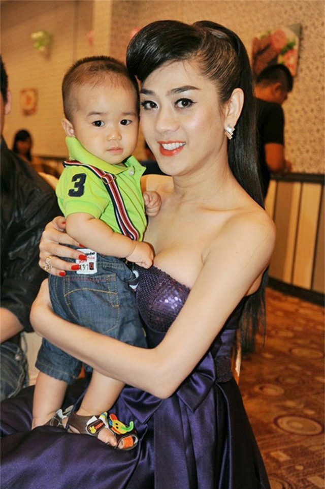ca quan an phai ngoai nhin vi lam chi khanh, huong giang idol qua bao hinh anh 2