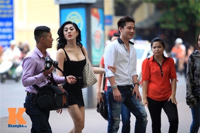 ca quan an phai ngoai nhin vi lam chi khanh, huong giang idol qua bao hinh anh 3