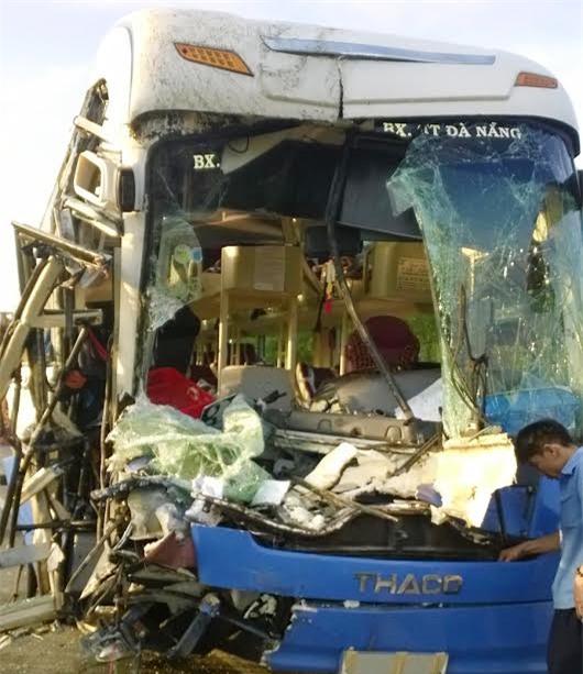 xe giuong nam nat dau vi tong duoi xe tai, 9 nguoi bi thuong hinh anh 2