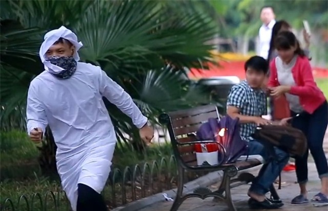 Canh sat xac minh clip 'ra duong dot bom' hinh anh 1