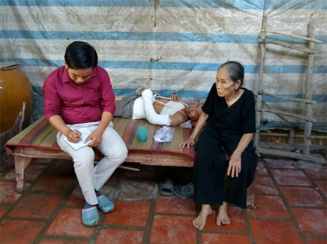 Thầy Nam thăm người gặp nạn để vận động mạnh thường quân.