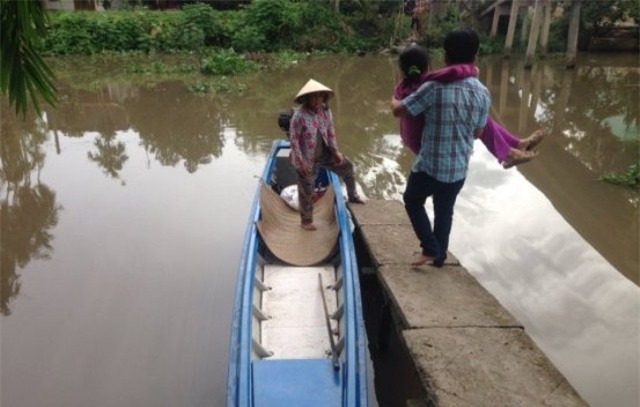 Thầy Nam đưa người đi bệnh viện.