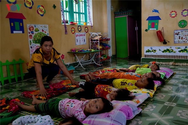 anh: gian nan, vat va nhu giao vien bam ban hinh 12