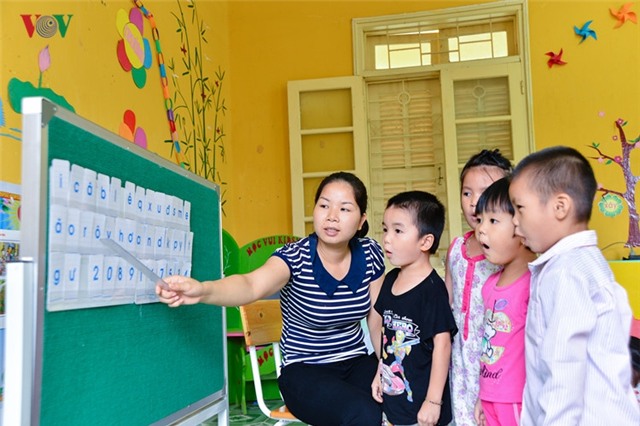 anh: gian nan, vat va nhu giao vien bam ban hinh 13