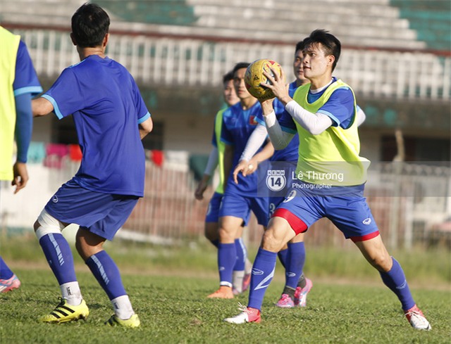 Công Vinh, Công Phượng ngã vật xuống sân vì... không nhịn được cười - Ảnh 2.
