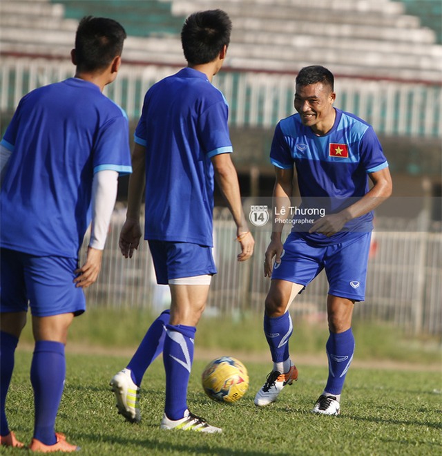 Công Vinh, Công Phượng ngã vật xuống sân vì... không nhịn được cười - Ảnh 3.