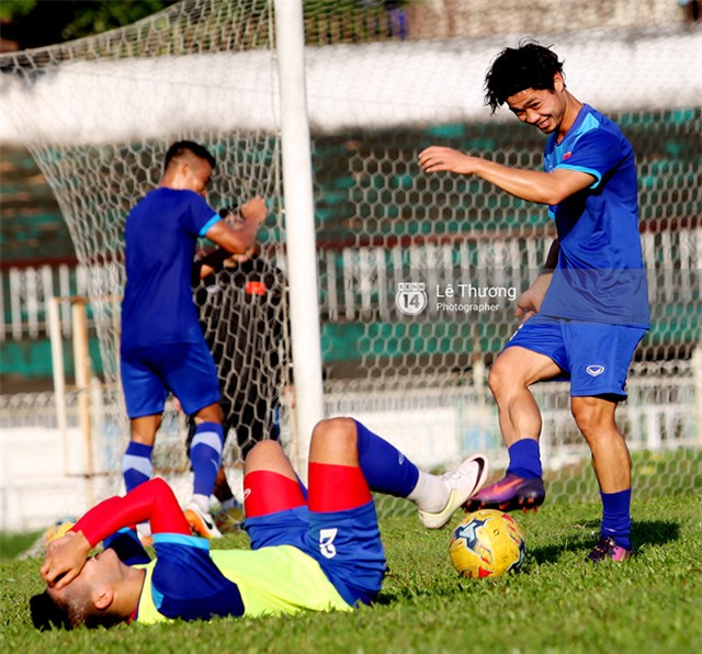 Công Vinh, Công Phượng ngã vật xuống sân vì... không nhịn được cười - Ảnh 4.