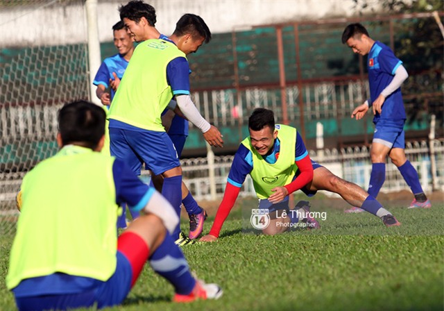 Công Vinh, Công Phượng ngã vật xuống sân vì... không nhịn được cười - Ảnh 5.