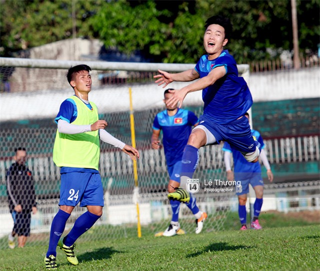 Công Vinh, Công Phượng ngã vật xuống sân vì... không nhịn được cười - Ảnh 6.