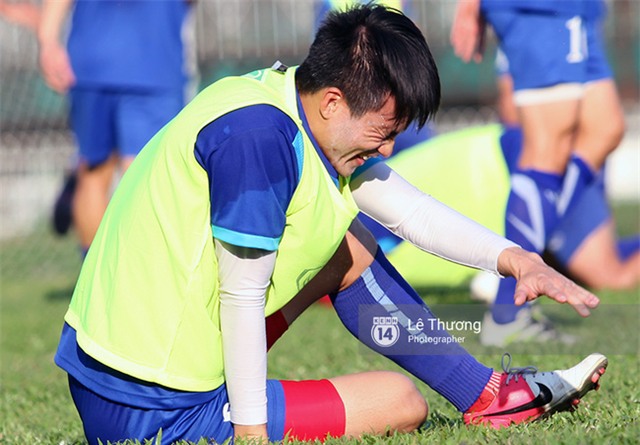 Công Vinh, Công Phượng ngã vật xuống sân vì... không nhịn được cười - Ảnh 7.