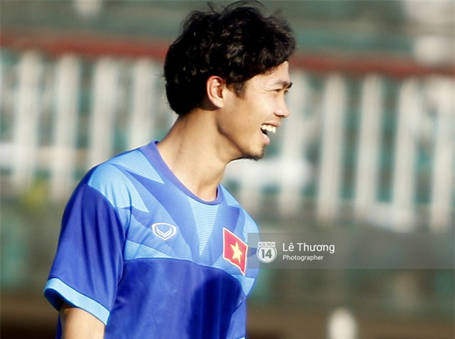 Công Vinh, Công Phượng ngã vật xuống sân vì... không nhịn được cười - Ảnh 8.