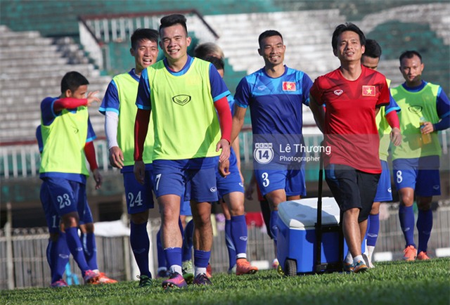 Công Vinh, Công Phượng ngã vật xuống sân vì... không nhịn được cười - Ảnh 9.