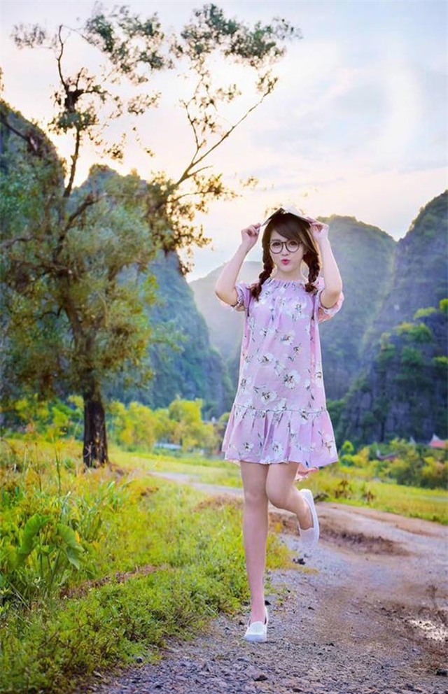 co giao tieu hoc xinh nhu bup be khien hoc sinh ngo ngan hinh anh 2