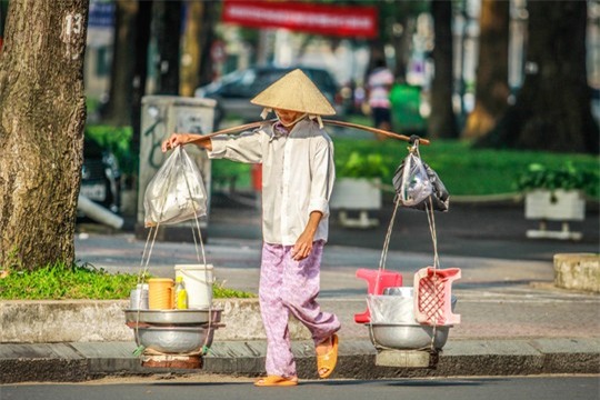 Người vô gia cư và hành động khiến nhiều người phải cúi mặt xấu hổ - Ảnh 2.