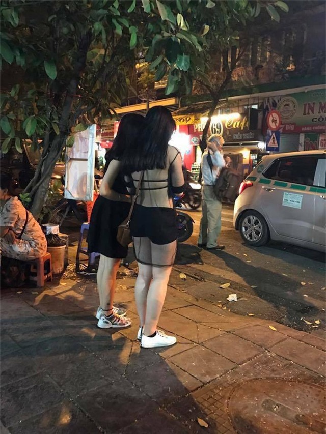 Chỉ vì 1 chiếc áo, cô gái khiến cả phố phải đứng hình - Ảnh 1.