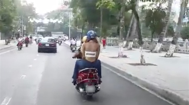 Chỉ vì 1 chiếc áo, cô gái khiến cả phố phải đứng hình - Ảnh 2.
