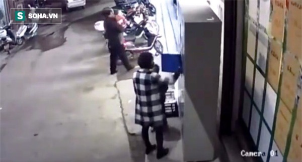 Tủ để đồ trong siêu thị bất ngờ đổ sập, cậu bé 6 tuổi tử vong ngay sau tiếng cười giòn tan - Ảnh 2.