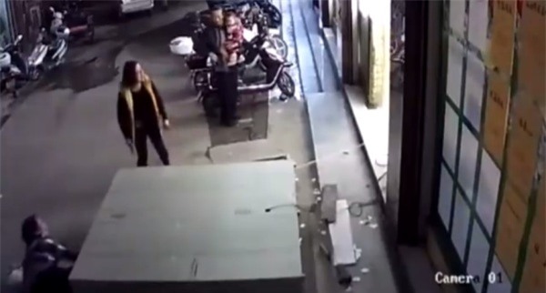 Tủ để đồ trong siêu thị bất ngờ đổ sập, cậu bé 6 tuổi tử vong ngay sau tiếng cười giòn tan - Ảnh 5.