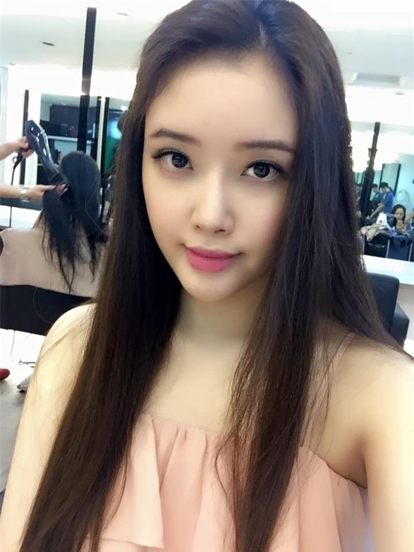 Ngọc Phượng đã sở hữu chiều cao 1m78, gương mặt thanh tú, ngọt ngào. So với Mai Phương Thúy, Ngọc Phượng dường như không hề kém cạnh.