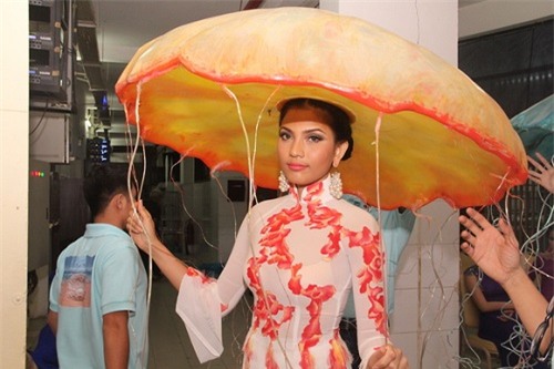 Diễm Hương, Trương Thị May khổ sở vì đội mấn 'khủng'