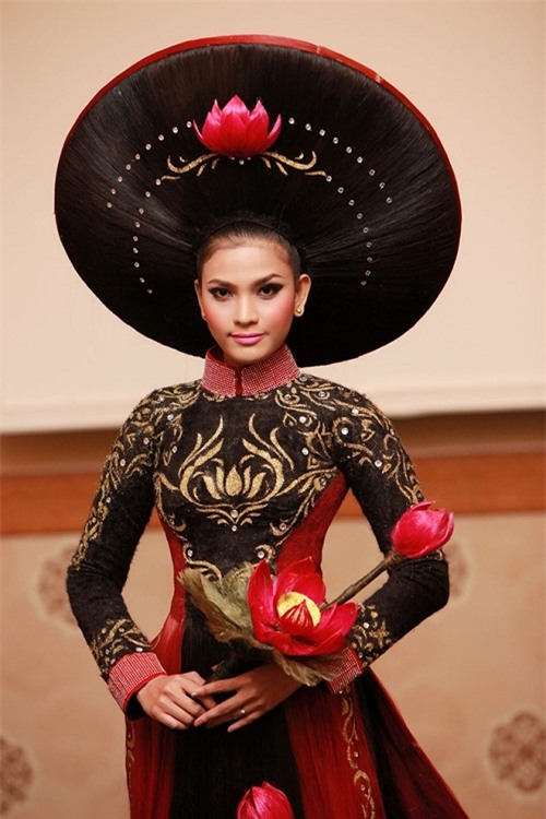 Diễm Hương, Trương Thị May khổ sở vì đội mấn 'khủng'