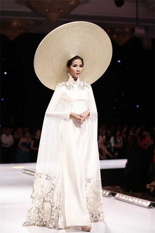 Diễm Hương, Trương Thị May khổ sở vì đội mấn 'khủng'