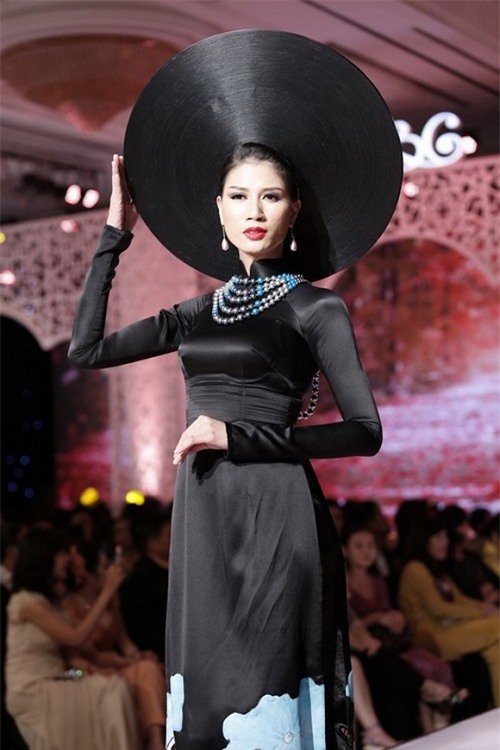 Diễm Hương, Trương Thị May khổ sở vì đội mấn 'khủng'