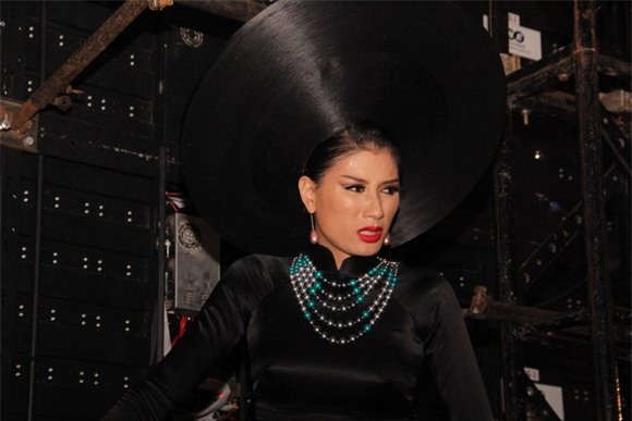 Diễm Hương, Trương Thị May khổ sở vì đội mấn 'khủng'