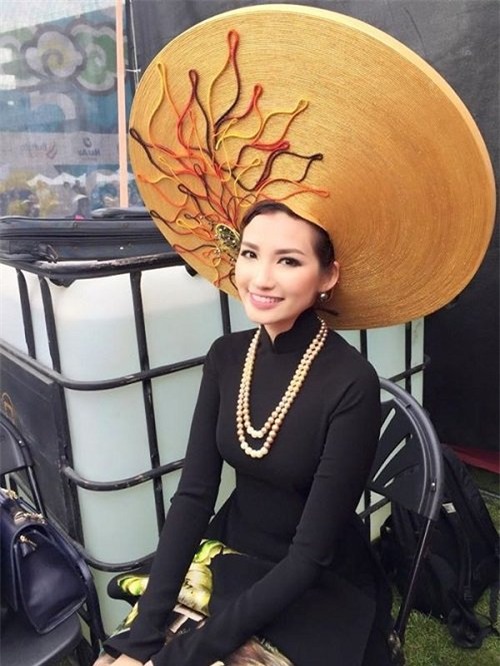 Diễm Hương, Trương Thị May khổ sở vì đội mấn 'khủng'