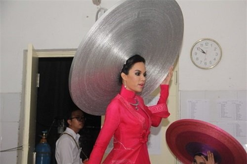 Diễm Hương, Trương Thị May khổ sở vì đội mấn 'khủng'