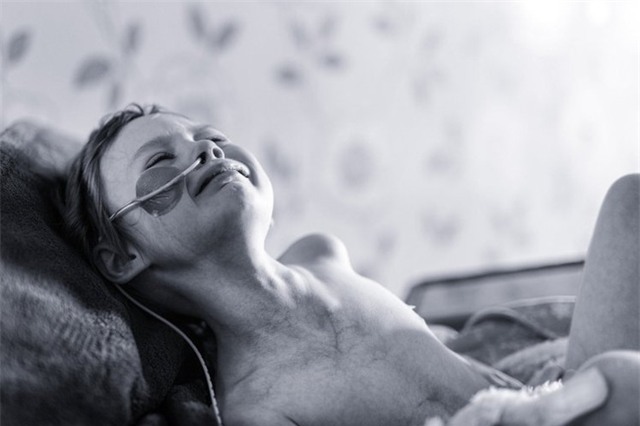 Bé gái lấy đi nước mắt của cả thế giới với bức ảnh chống chọi bệnh ung thư đã qua đời - Ảnh 1.