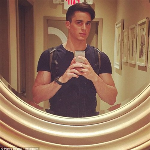 Vẻ điển trai của Pietro Boselli dù chỉ là trong một bức selfie trước gương