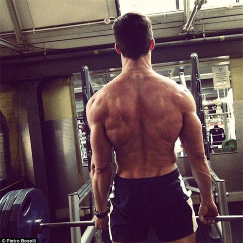 Cảnh tập luyện khiến bất cứ cô gái nào khi xem cũng phải thổn thức.