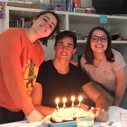 Pietro Boselli luôn được các học sinh nữ quan tâm đặc biệt.