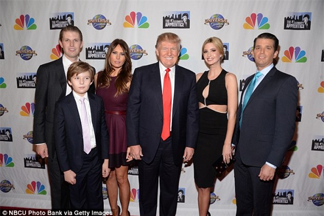 Bà Melania Trump cùng cậu út Barron sẽ không chuyển vào Nhà Trắng - Ảnh 2.