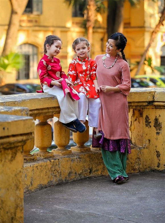 Hồng Nhung và hai con  0