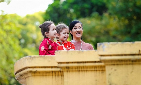 Hồng Nhung và hai con  9