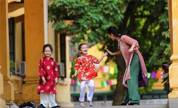 Hồng Nhung và hai con  2