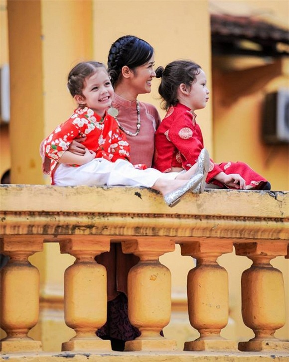 Hồng Nhung và hai con  4